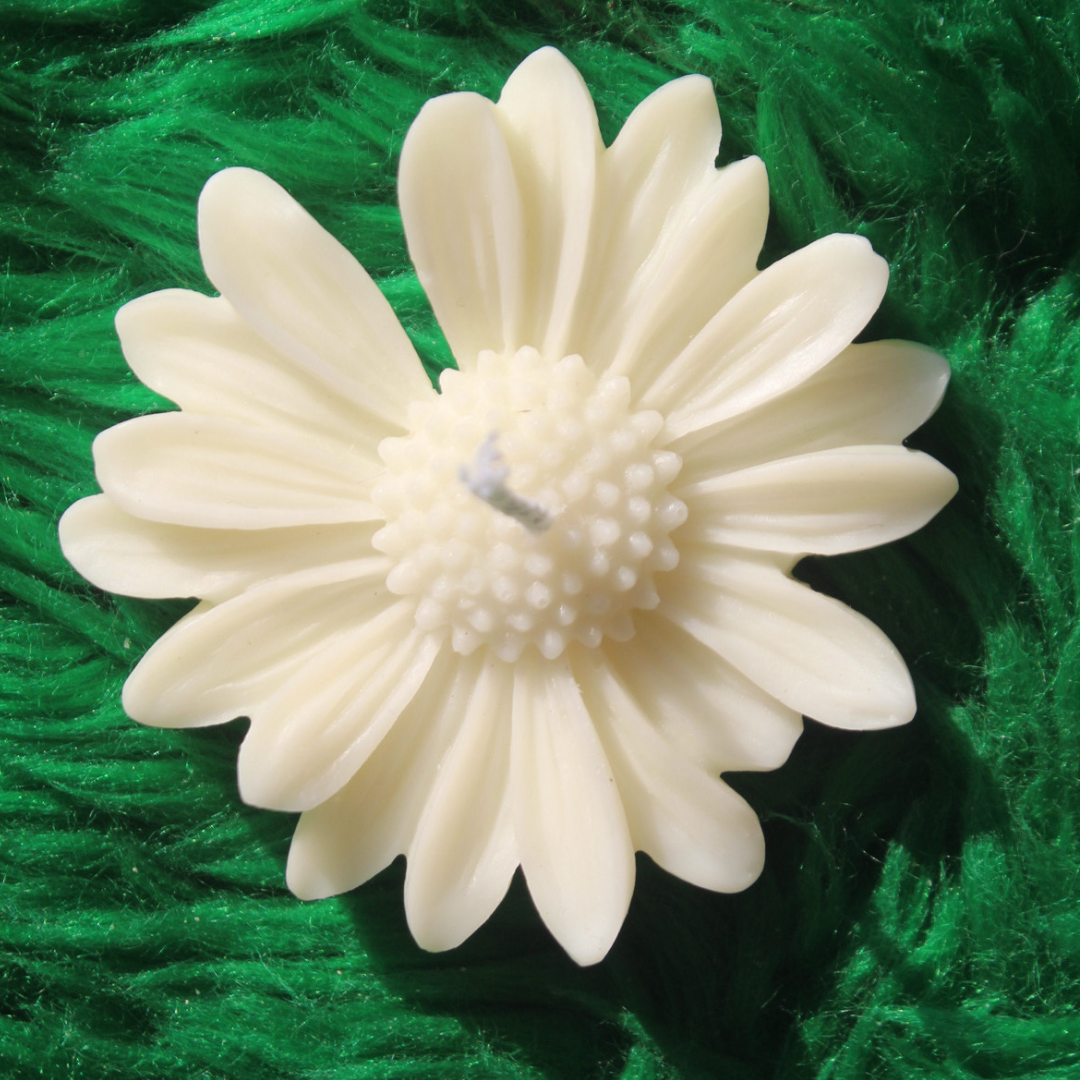 Daisy Flower Candle - Image 3
