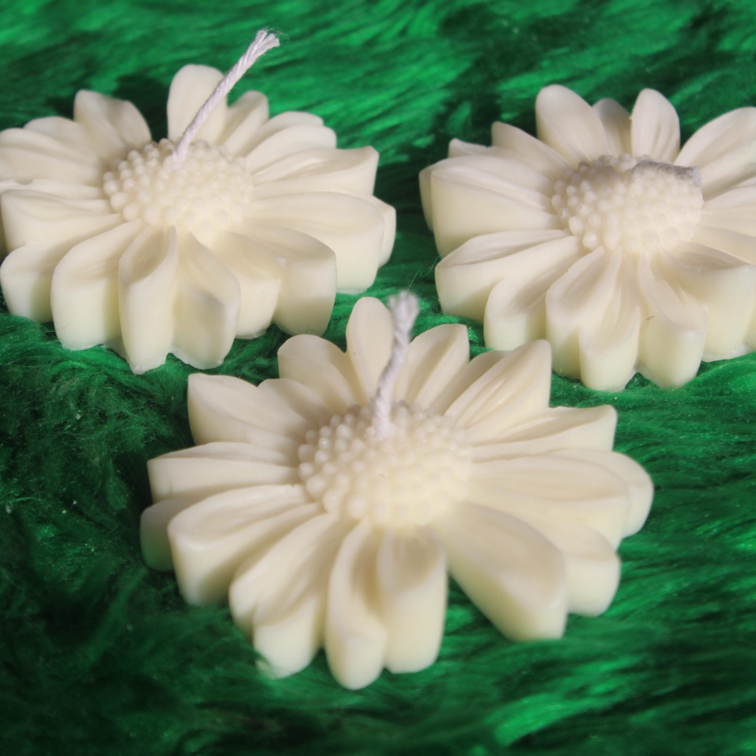 Daisy Flower Candle - Image 2